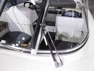 Stěrač na levé straně u spolujezdce