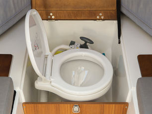 Splachovací WC s odpadní nádrží